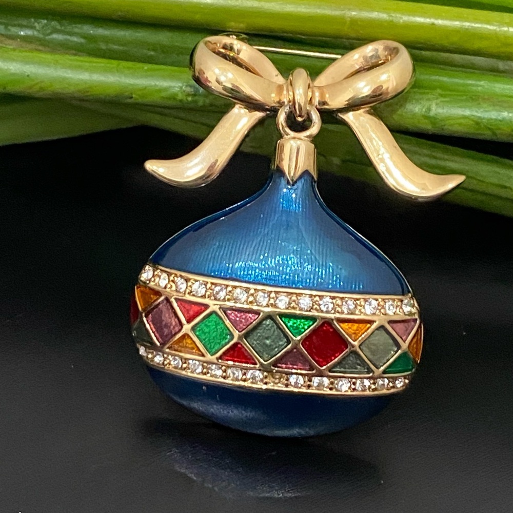 Vintage MONET Gold-tone Enameled Rhinestones Christmas Ornament Brooch 19g.
